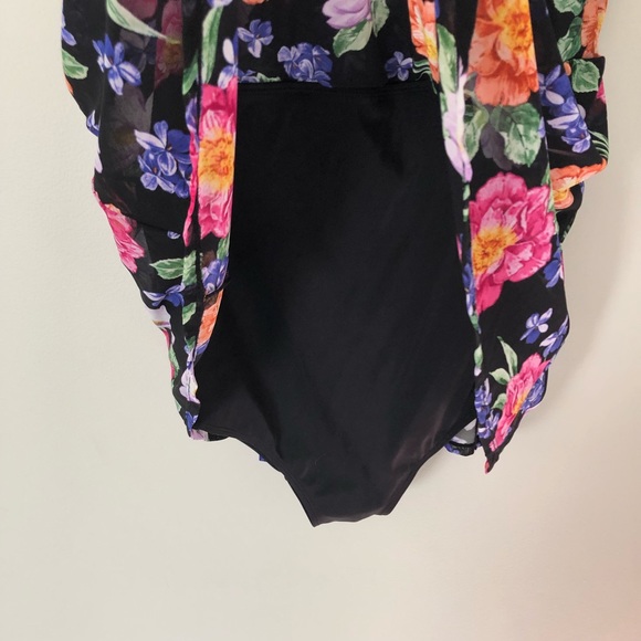 Torrid floral one piece swim suit with attached skirt peekaboo accents size 3r - Picture 3 of 9